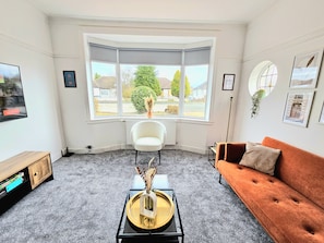 舒适独立别墅, 多张床, 无烟房, 花园景观 | 起居区 | 50-英寸智能电视(配备数码频道)