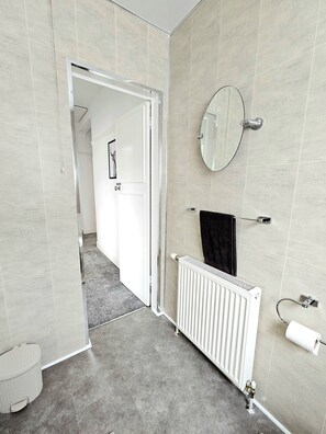 Comfort House, Multiple Beds, Non Smoking, Garden View | Bathroom - Charming 3-Bed Oasis-free parking (Glasgow)