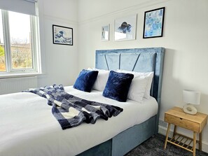 3 bedrooms, desk, iron/ironing board, free WiFi - Charming 3-Bed Oasis-free parking (Glasgow)