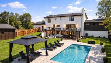 Una piscina al aire libre, una piscina climatizada