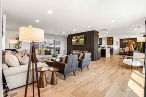 Smart TV, fireplace, video games - Spacious Retreat with Heated Pool-Hot Tub-Games-Bar-Near Keeneland&Bourbon Trail (Lexington)