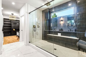 Dusche, umweltfreundliche Kosmetikartikel, Haartrockner, Handtücher
