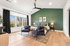 4 chambres, bureau, fer et planche à repasser, lit parapluie