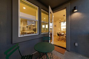 Outdoor dining - Stunning Condo with SF Bay Views (Alameda)