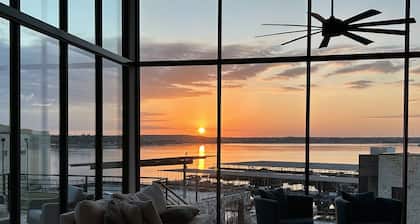 New Glass Water View at PK *4bed/4.5 bath | Games, Paddle Boards & Kayaks!