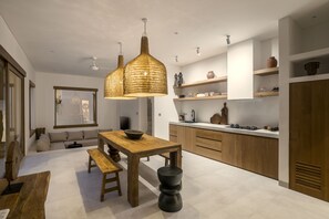 Villa Deluxe, 3 habitaciones, alberca privada, vista a la alberca | Cocina privada | Refrigerador, microondas, parrilla de estufa y cafetera y tetera 