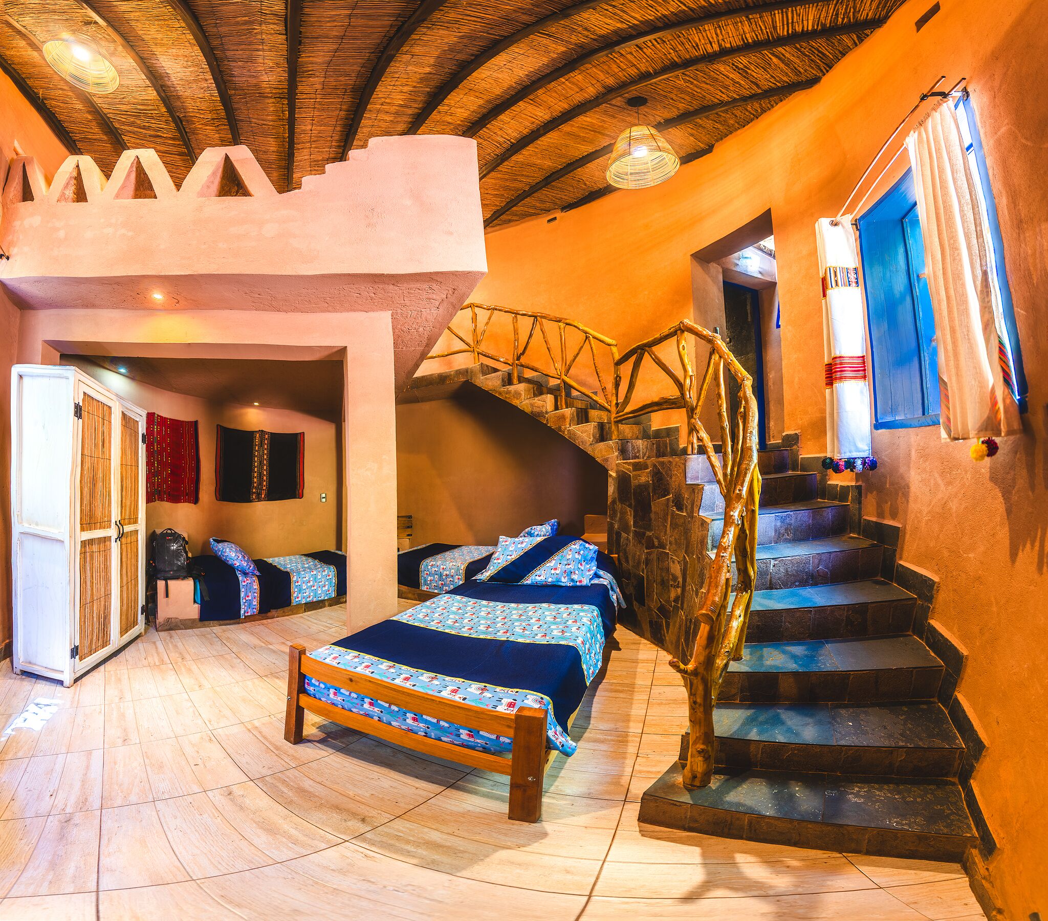 Decoración personalizada, muebles diferentes y wifi gratis 