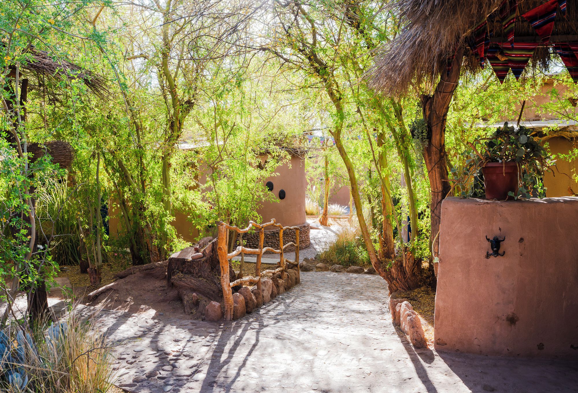 Un sendero rústico que conduce a una construcción tradicional con techo de paja.