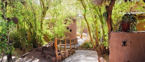 Un sendero rústico que conduce a una construcción tradicional con techo de paja.
