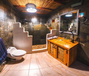 Superior Loft, 2 Bedrooms | Bathroom | Towels