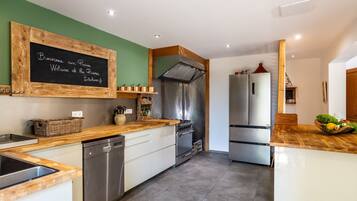 Frigorifero, microonde, lavastoviglie, pentole/stoviglie/utensili