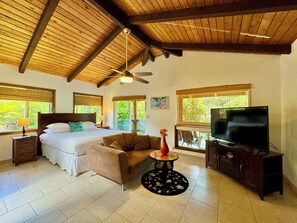 master suite  - North Shore Retreat Haena. Walk to beach, restaurant, bar, cafe. Dog Friendly! (Hanalei)