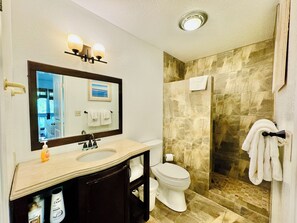 bathroom1 downstairs - North Shore Retreat Haena. Walk to beach, restaurant, bar, cafe. Dog Friendly! (Hanalei)