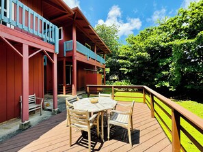 back yard deck - North Shore Retreat Haena. Walk to beach, restaurant, bar, cafe. Dog Friendly! (Hanalei)