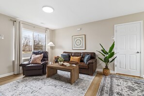 Smart TV, books - NEW! Cozy 1BR Flat w/ King Bed & Workspace (Roseville)