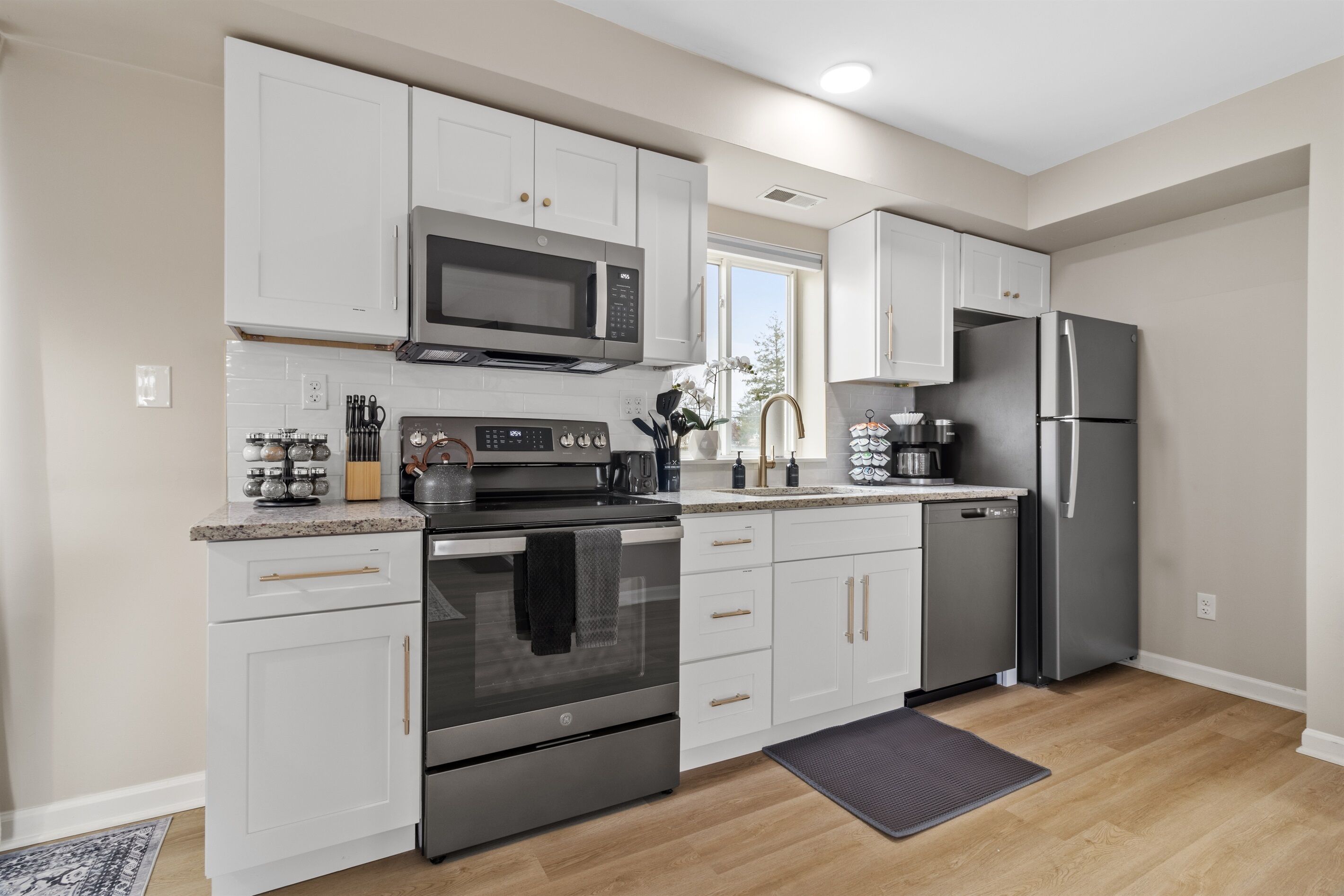 Jääkaappi, mikroaaltouuni, uuni, liesi