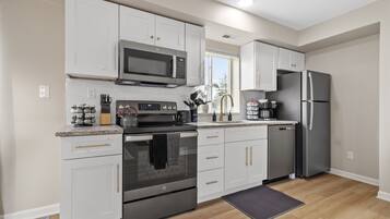 Jääkaappi, mikroaaltouuni, uuni, liesi