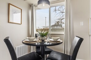 Dining - NEW! Cozy 1BR Flat w/ King Bed & Workspace (Roseville)