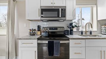 Kjøleskap, mikrobølgeovn, ovn og kokeplater