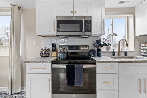 NEW! Cozy 1BR Flat w/ King Bed & Workspace