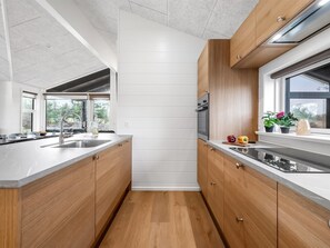 Fridge, microwave, dishwasher, cookware/dishes/utensils