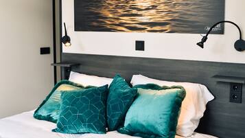 2 bedrooms, desk, WiFi