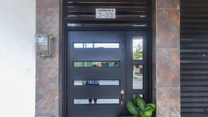 Una puerta negra con un letrero que dice "CARRERA 6 7-33".