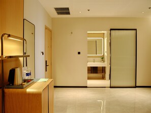 Chambre Familiale | Coin séjour | TV connectée de 55 pouces avec chaînes numériques