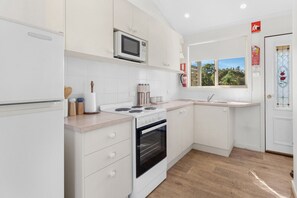 雪櫃、微波爐、焗爐、爐具