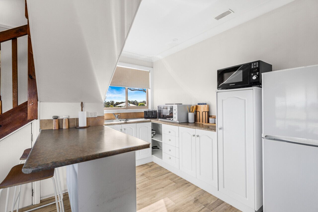 Refrigerador, microondas, parrilla de estufa y utensilios de cocina 