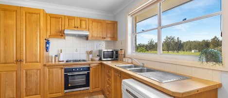 Frigorífic, microones, forn i placa de cuina