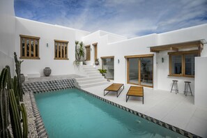 Outdoor pool, sun loungers - Villa Oasi 2 by Alfred in Bali (Pecatu)