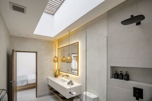 Deluxe-Villa, Veranda, Poolblick | Badezimmer | Dusche, Regendusche, Haartrockner, Handtücher