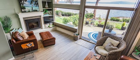 Smart TV, chimenea y libros