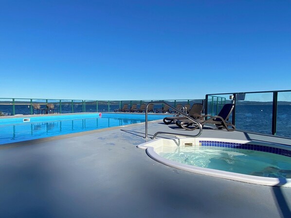 Una piscina al aire libre, una piscina climatizada