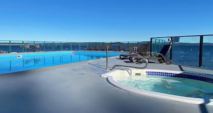 Beach Bliss oceanfront king suite! Stunning view, pool & hot tub. Fall rates.