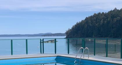 Beach Bliss oceanfront king suite!  Stunning view, pool & hot tub. Fall rates.