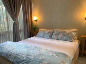 1 bedroom, free WiFi, bed sheets - Beach Bliss oceanfront king suite! Stunning view, fireplace, pool & hot tub! (Ladysmith)