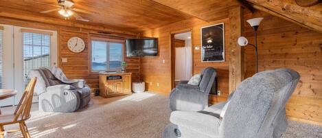 TV connectée, table de tennis de table, livres