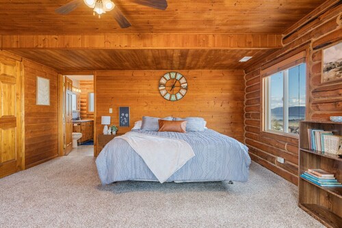 Pet-Friendly Cabin | Hot Tub, Pool Table & Views