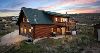 Pet Friendly! Hot tub! Pool Table! Views! Rustic Cabin Getaway!