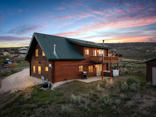 Pet-Friendly Cabin | Hot Tub, Pool Table & Views