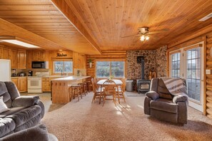 Älytelevisio, pöytätennispöytä, kirjoja