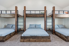 7 bedrooms, desk, iron/ironing board, travel cot
