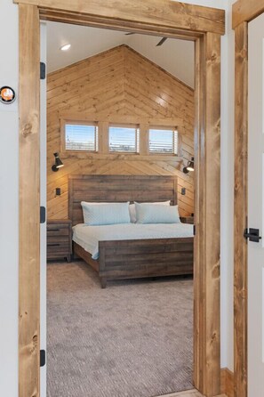 6 bedrooms, desk, iron/ironing board, travel cot