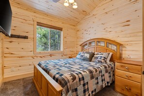 6 bedrooms, desk, iron/ironing board, travel cot