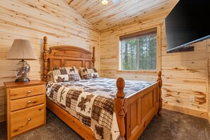 5 bedrooms, desk, iron/ironing board, travel crib