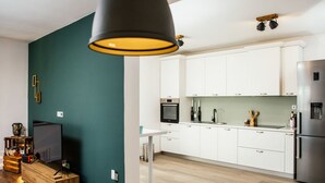 Kjøleskap, mikrobølgeovn, ovn og oppvaskmaskin