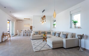 Een smart-tv en tafelvoetbal