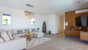 Ein modernes Wohnzimmer mit einer Couch, einem Couchtisch und dekorativen Elementen.